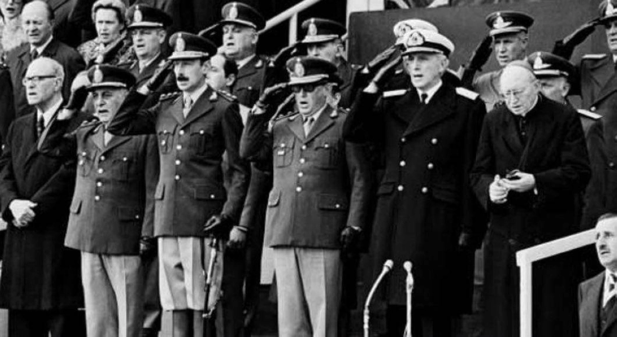 

 الحاكم العسكري خورخي يتوج قائد الأرجنتين بكأس العالم