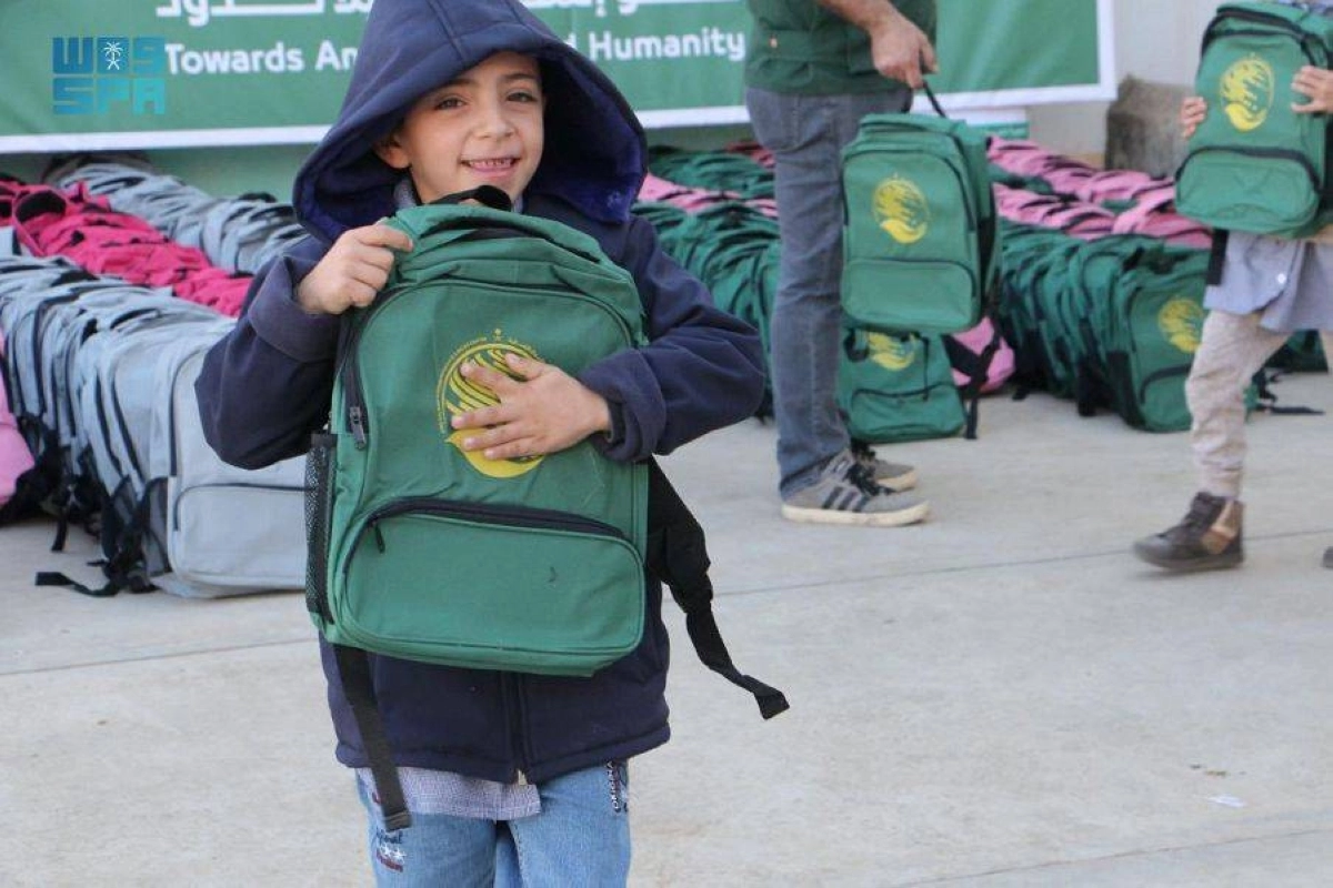 

فرحة على وجه طفل سوري بالحقيبة