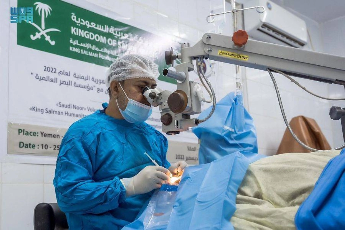 

طبيب من مركز الملك سلمان للإغاثة يجري عملية عيون ليمني   (واس)