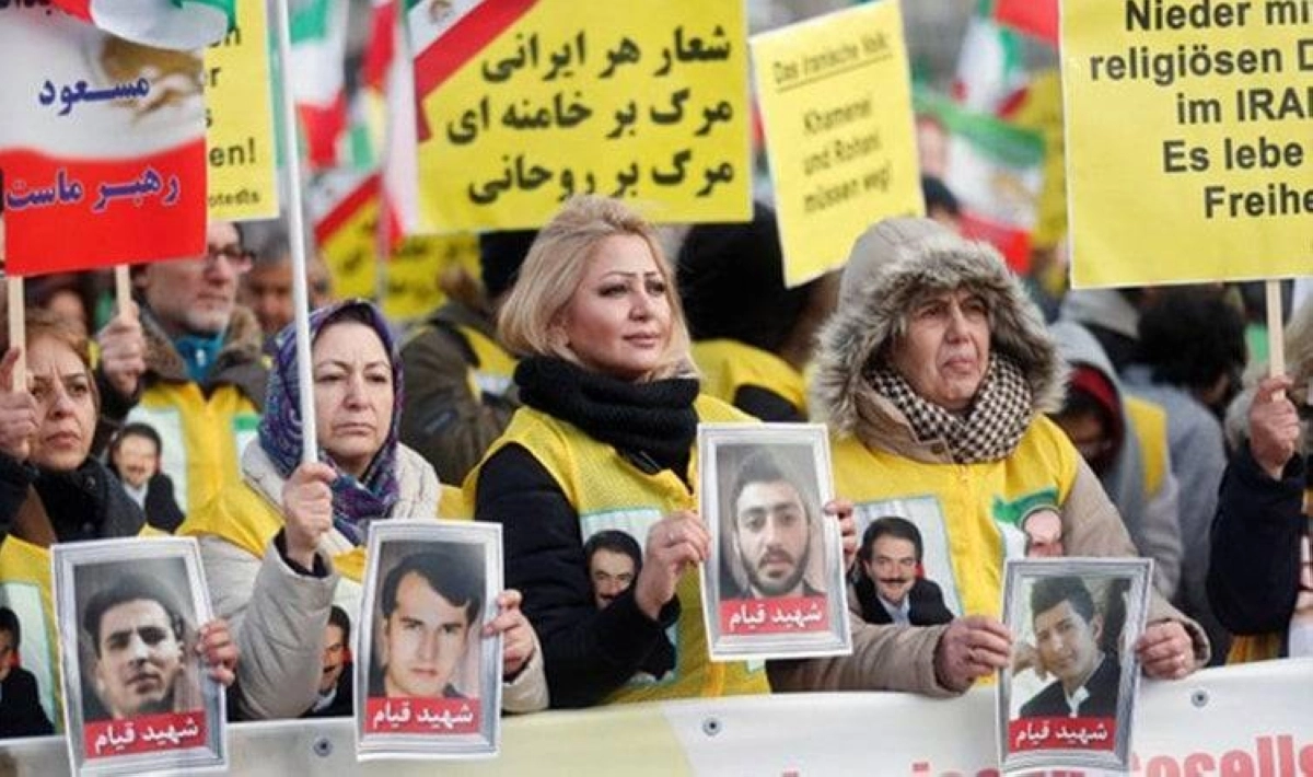 

أمريكيون يتظاهرون تعاطفا مع الشعب الإيراني                                                              (مكة)