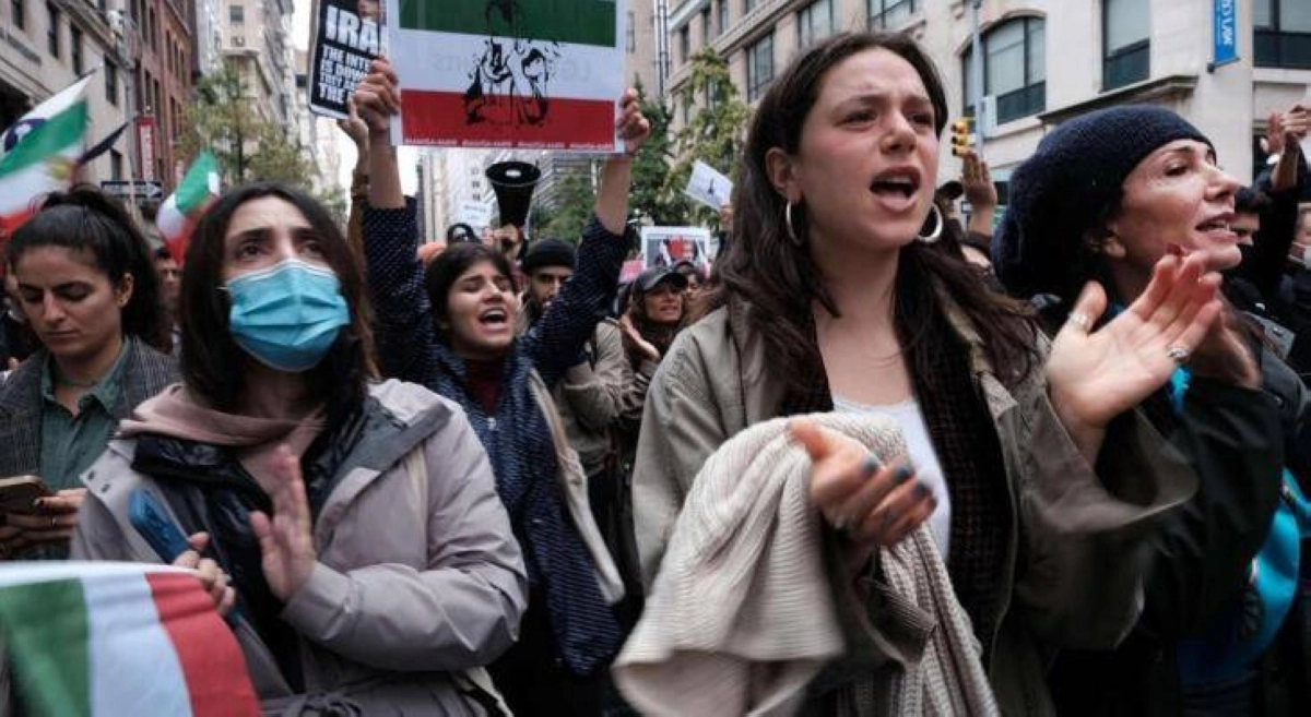 

إيرانيات يواصلن التظاهر في طهران                               (مكة)