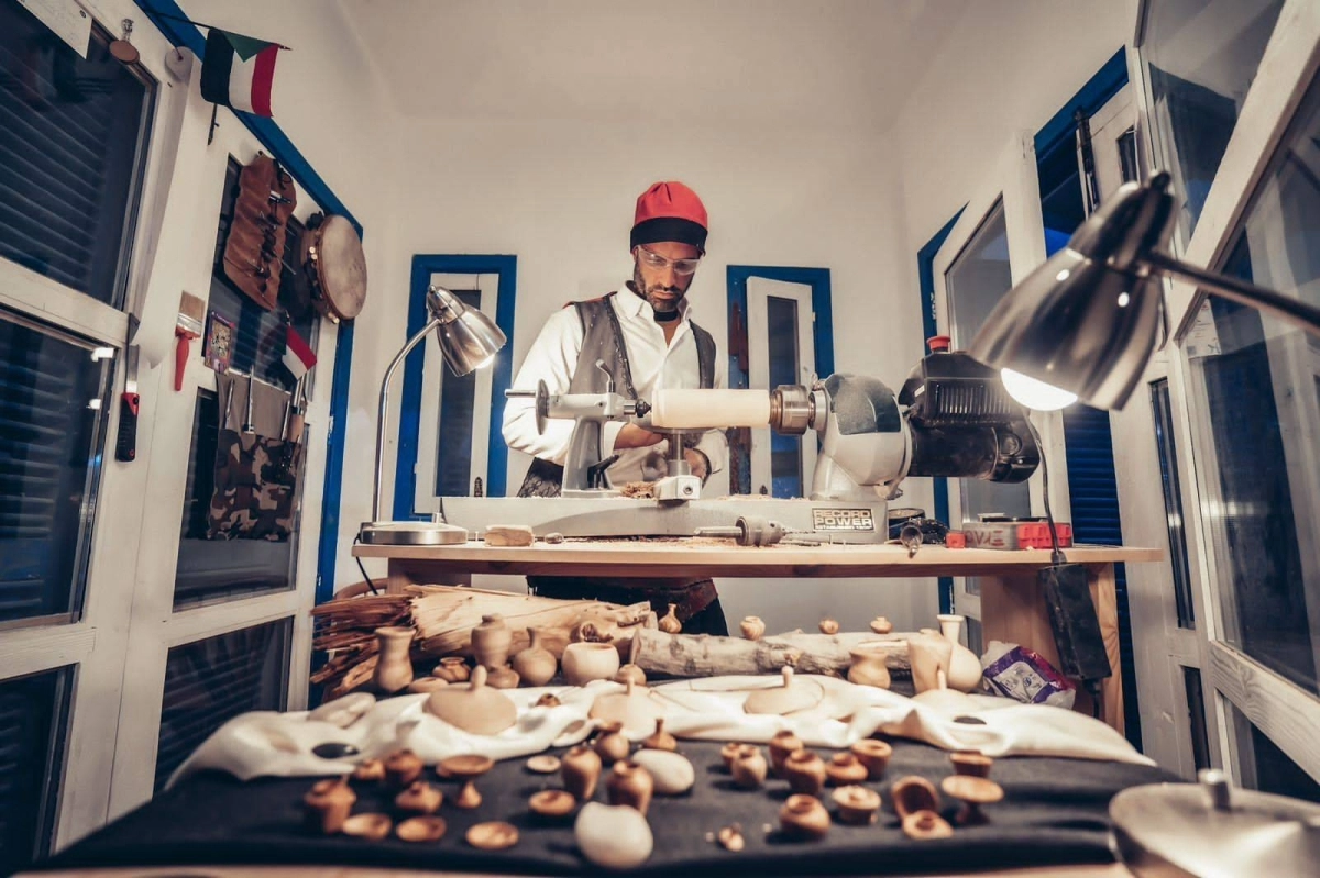 

الحرفي في متحفه بمنطقة اليونان    (مكة)