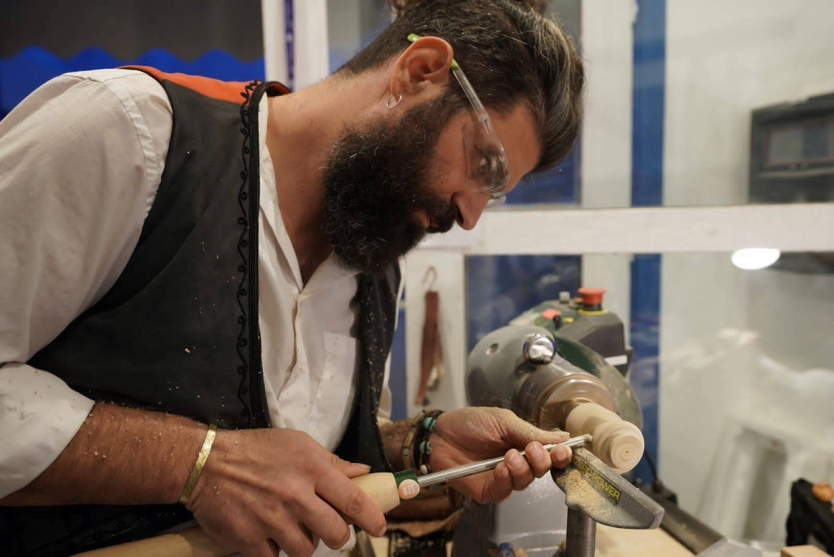 

كوستاكس يصنع التحف الخشبية في متجره                                                  (مكة)