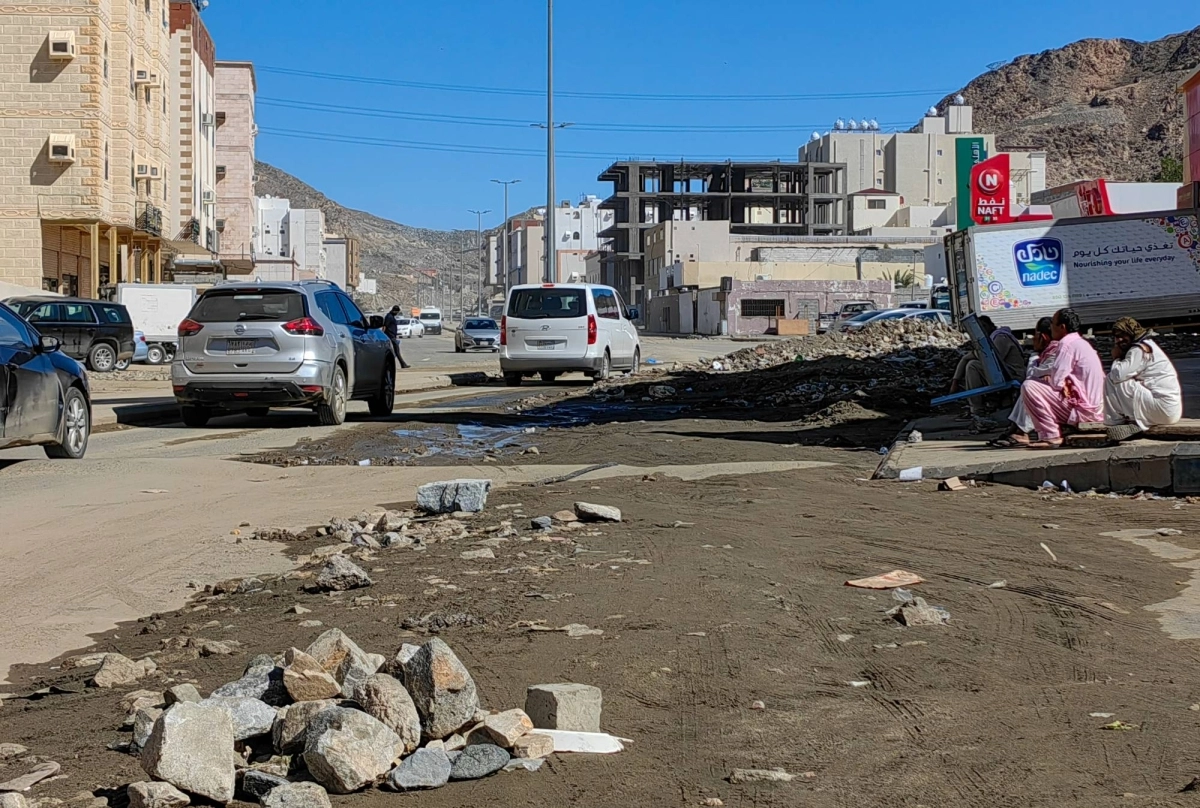 تعكف الجهات المختصة بالعاصمة المقدسة على إزالة الآثار التي خلفتها الأمطار الغزيرة، أمس الأول، وسط الأحياء الشعبية، والتي تأثرت بها المركبات والمنازل. (أنس الحارثي)