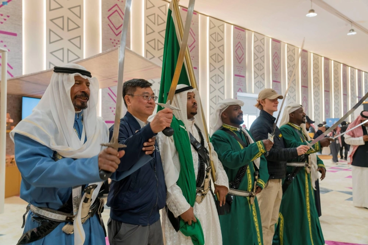 ونغ تشاو مينغ يؤدي العرضة بالمهرجان (مكة)