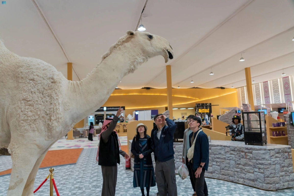 سفير سنغافورة خلال زيارته لمقر المهرجان (مكة)