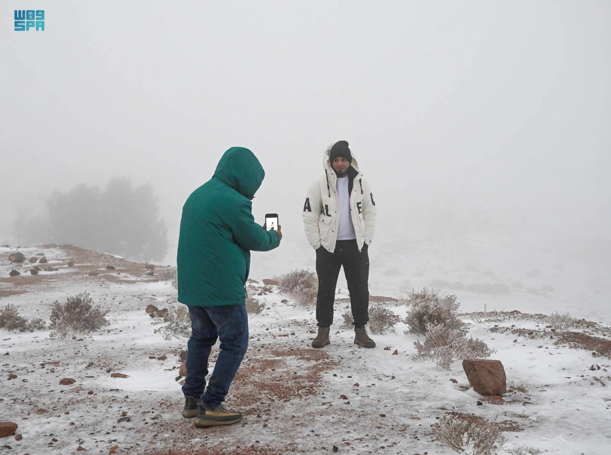 شكلت المناطق التي زادها الثلج جمالا على جمالها الطبيعي وجهة سياحية لأهالي تبوك وزائريها، ممن قدموا من مختلف المناطق لرصد الثلوج، والاستمتاع بجمال تلك الوجهات وروعتها والثلج يغطي مرتفعاتها وسهولها.
