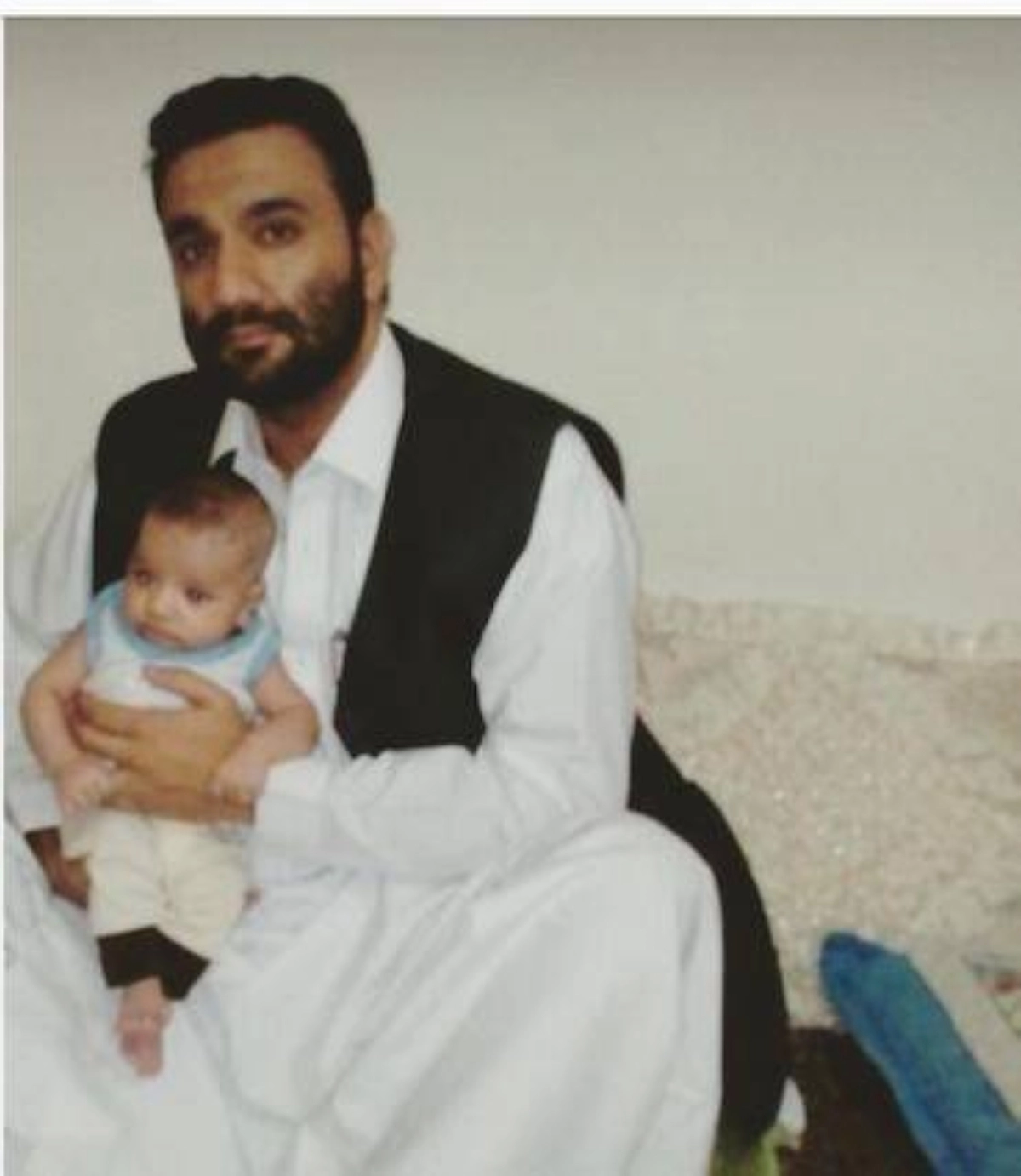 

ريكي مع ابنه قبل أن يعدم