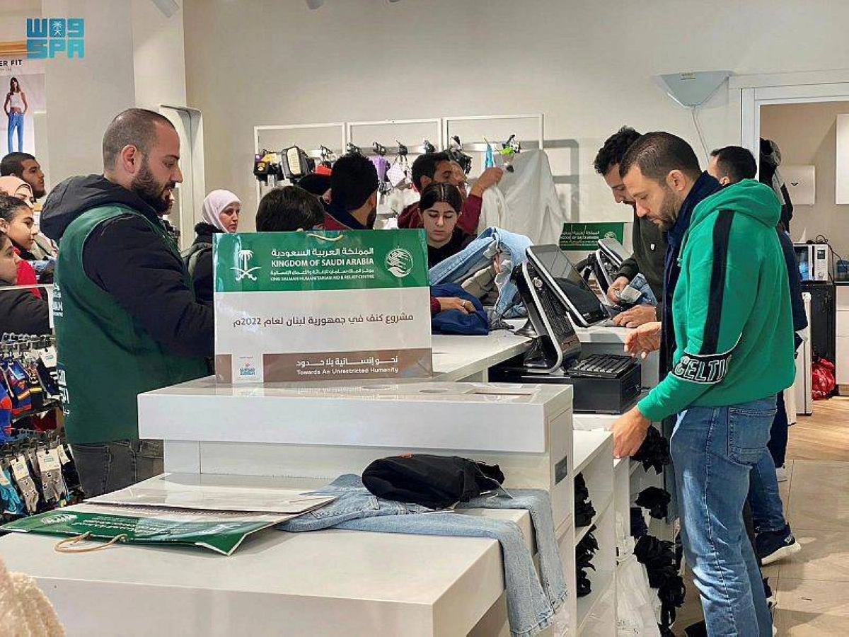 المركز يسلم القسائم للمحتاجين