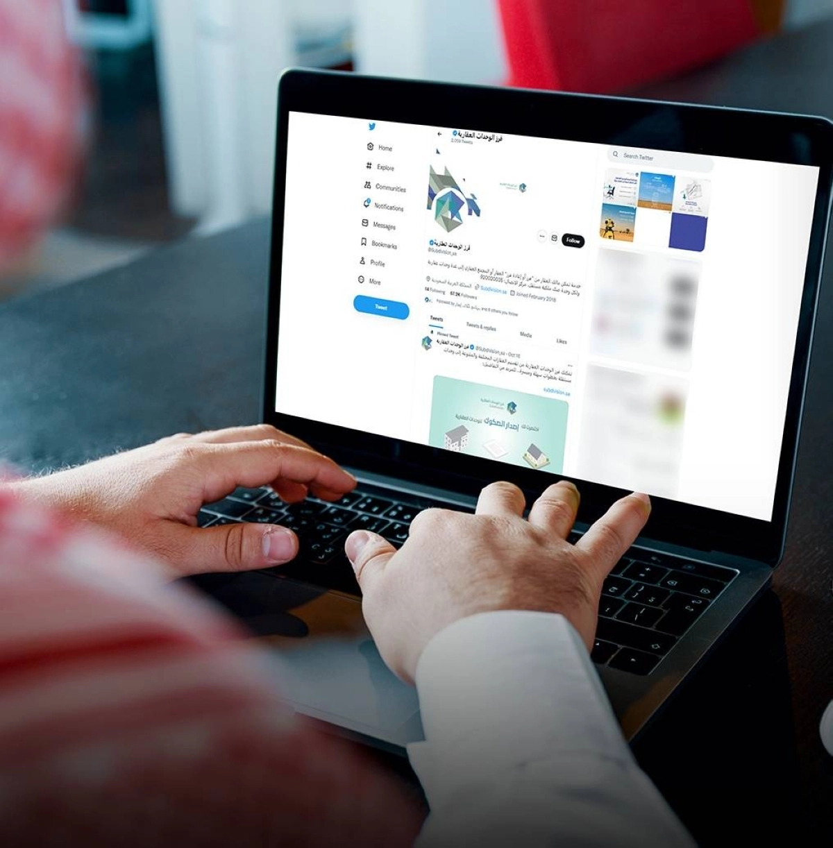 

أحد العاملين في برنامج فرز الوحدات العقارية