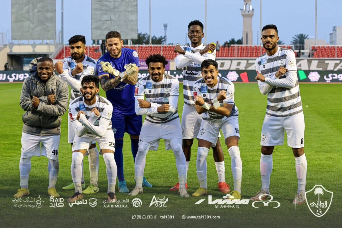 احتفال لاعبو الطائي