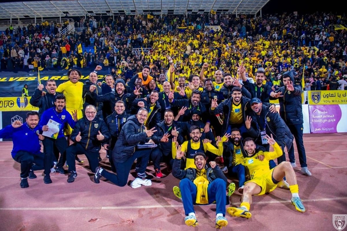 لاعبو التعاون بعد فوزهم على الرائد