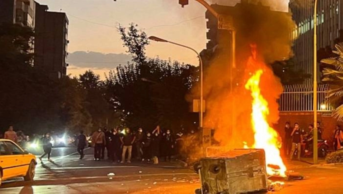 متظاهرون يشعلون إطارات السيارات في قلب طهران (مكة)