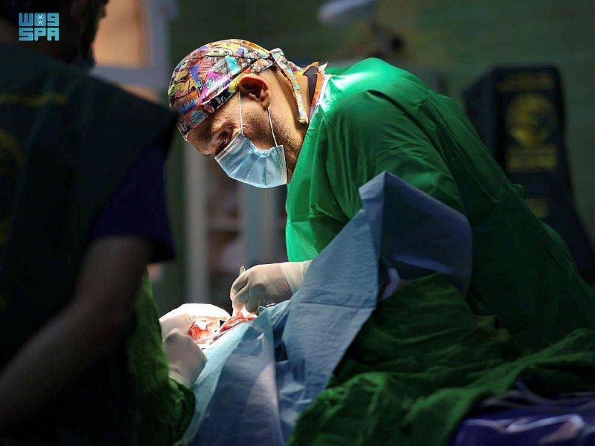 طبيب يجري جراحة تجميل بالمكلا