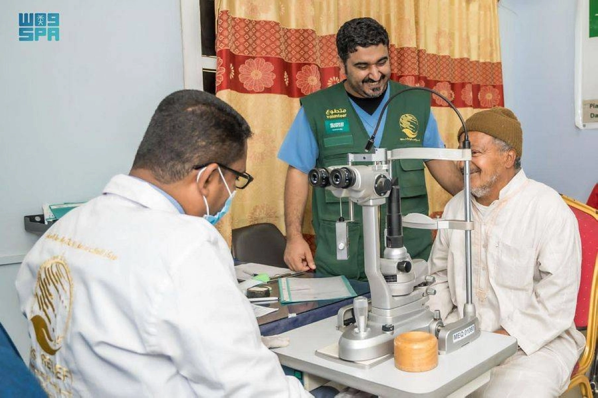 

طبيب بمركز الملك سلمان يمازح مريضا يمنيا                (واس)