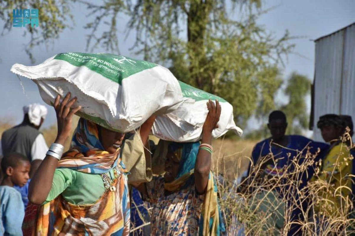 

سودانيات يحملن سلالا غذائية سعودية                   (مكة)