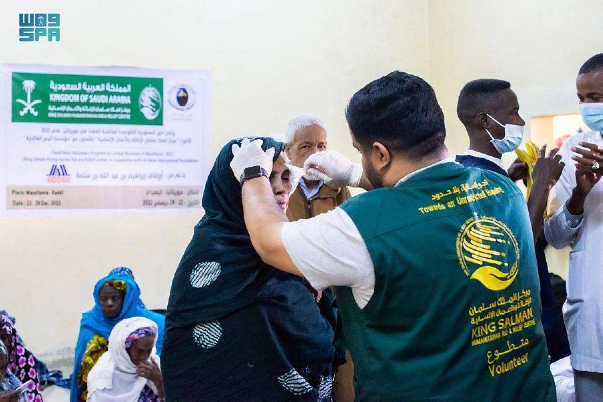 

طبيب بمركز الملك سلمان يكشف على عيني موريتانية        (واس)