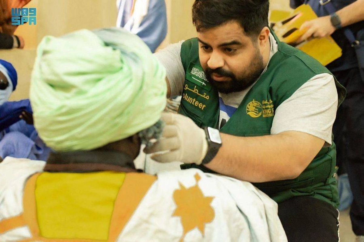 متطوع بالمركز يفحص عين مواطن موريتاني