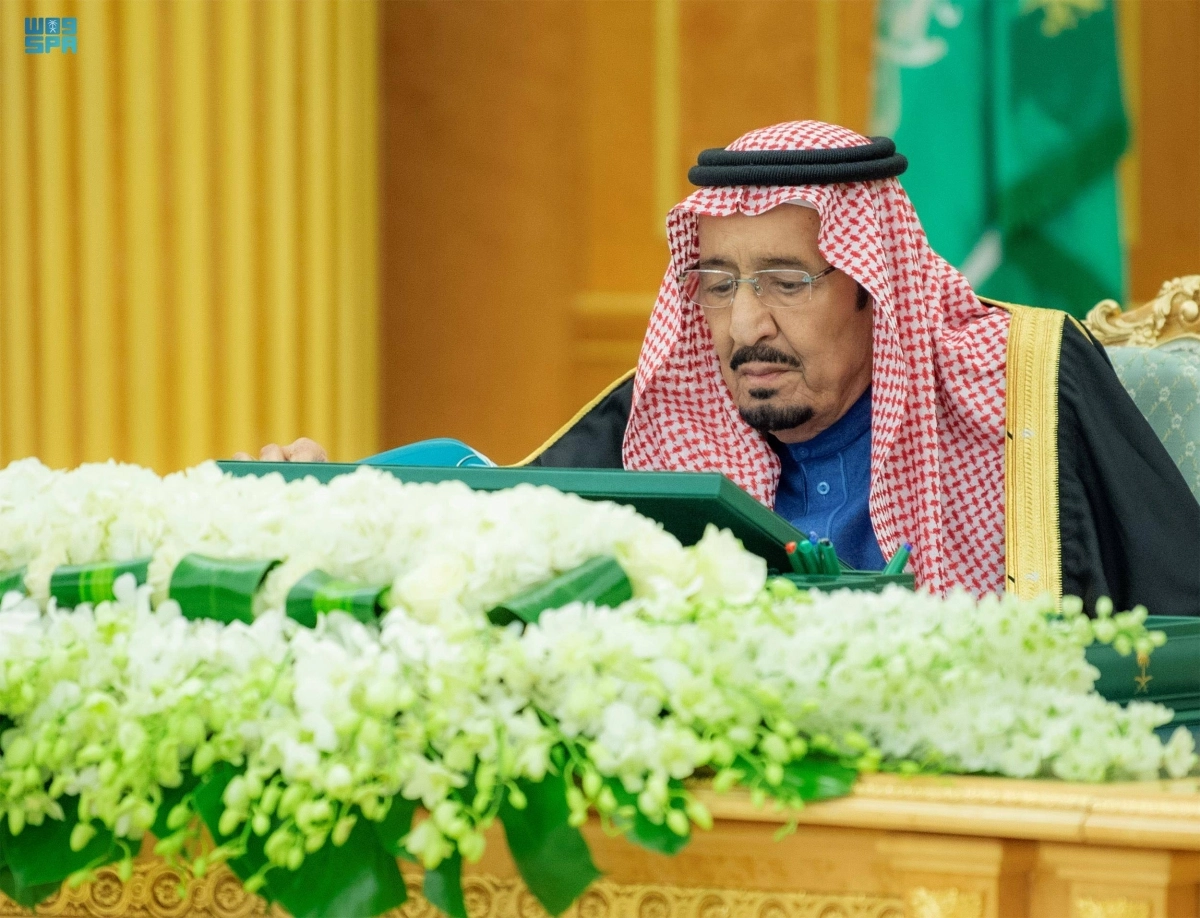 خادم الحرمين خلال ترؤسه جلسة مجلس الوزراء أمس                                                                                (واس)