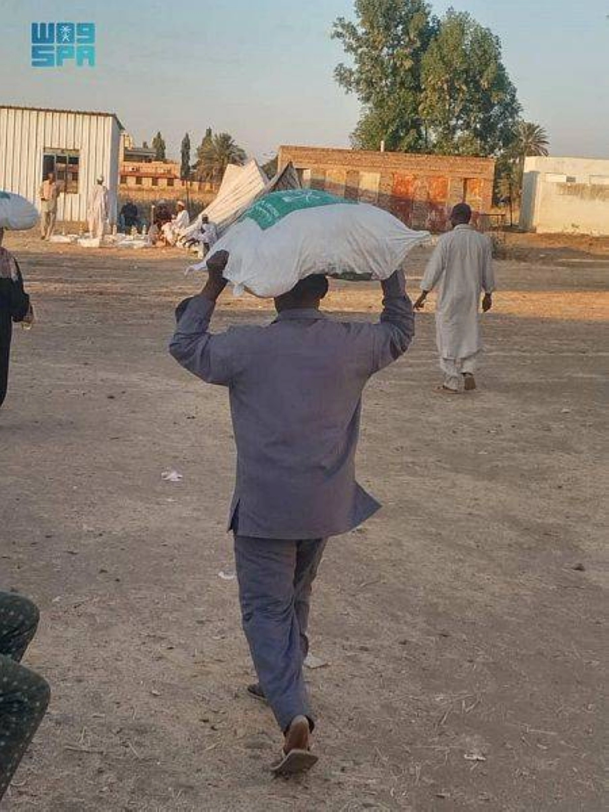 سوداني يحمل حصته