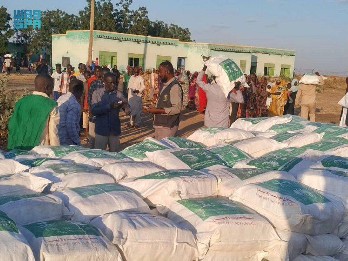 

من توزيع المواد الغذائية في النيل الأزرق                            (واس)