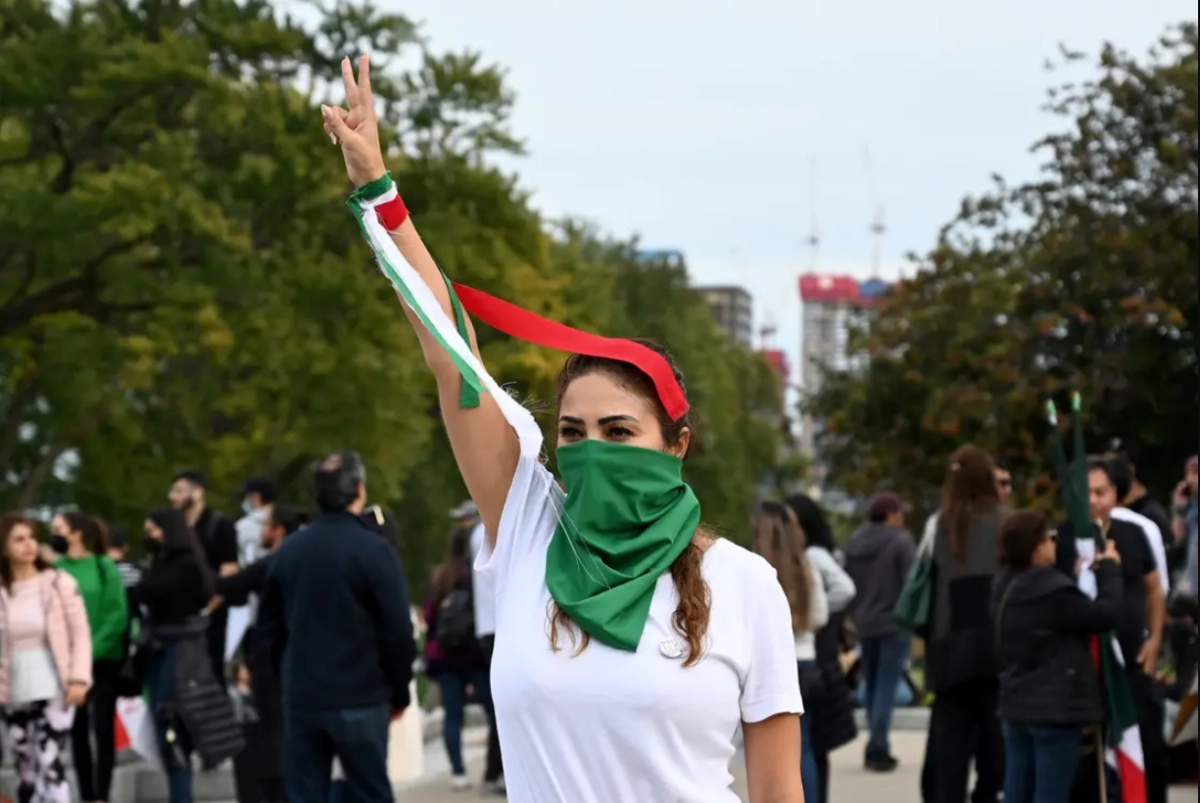 

إيرانية تحتج على قمع الملالي                           (مكة)