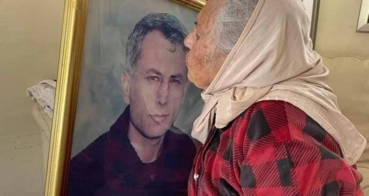 والدة كريم يونس تقبل صورته  (مكة)