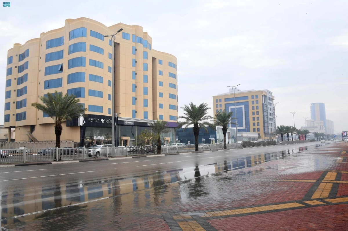 

آثار الأمطار بشوارع الأحساء                                (مكة)