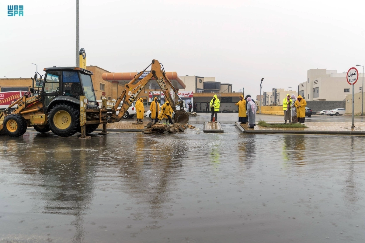 آليات خلال معالجة آثار السيول (مكة)