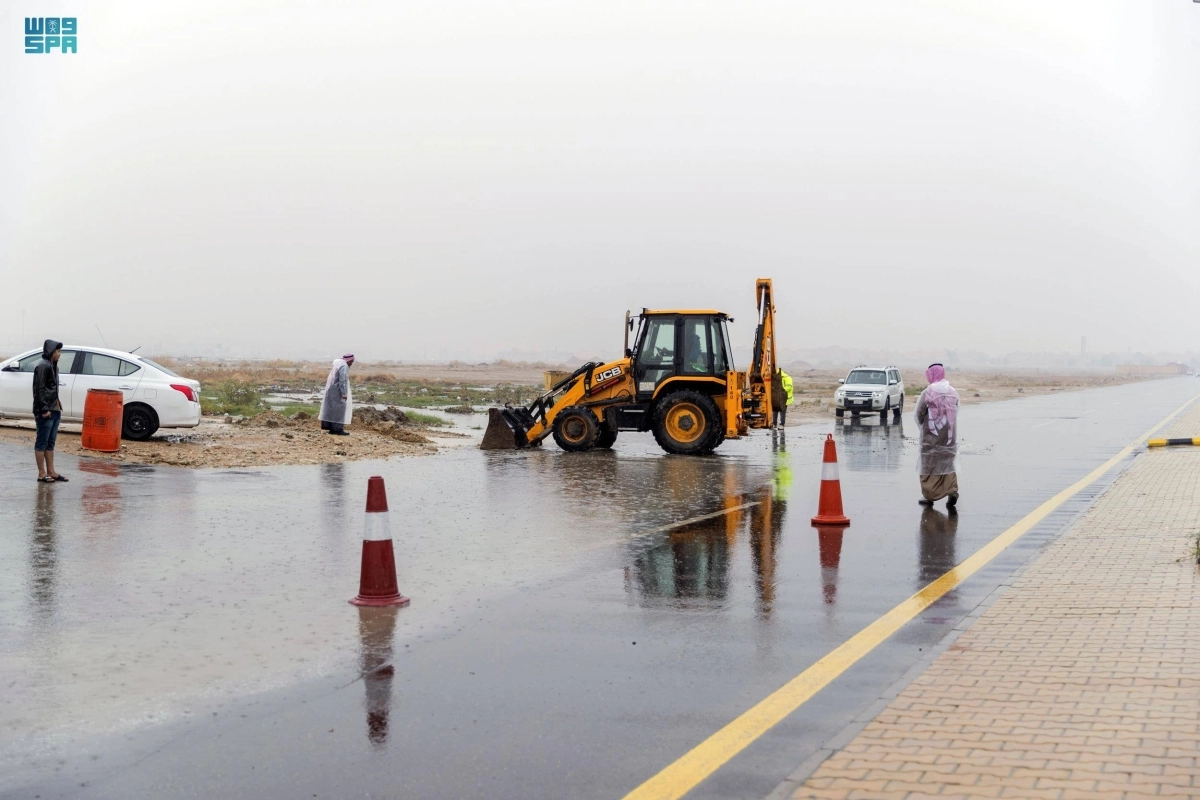 

معدة خلال معالجة آثار السيول                     (مكة)