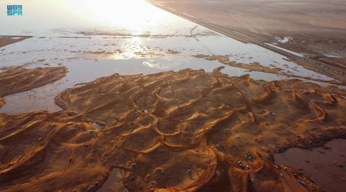 

وادي الرمة بعدما غمرته المياه                              (مكة)