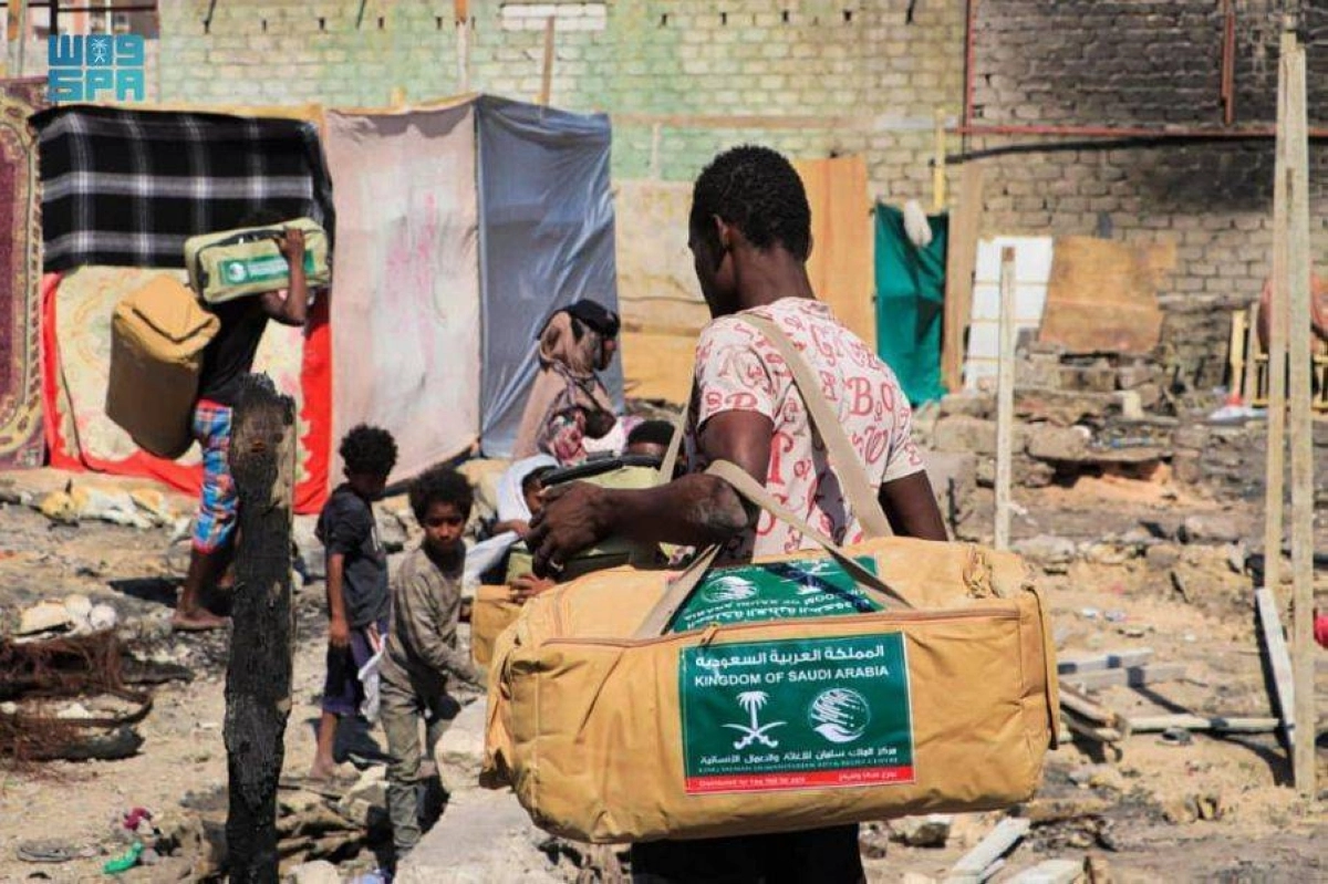 

شباب يتسلمون حقائب الدعم السعودي             (واس)