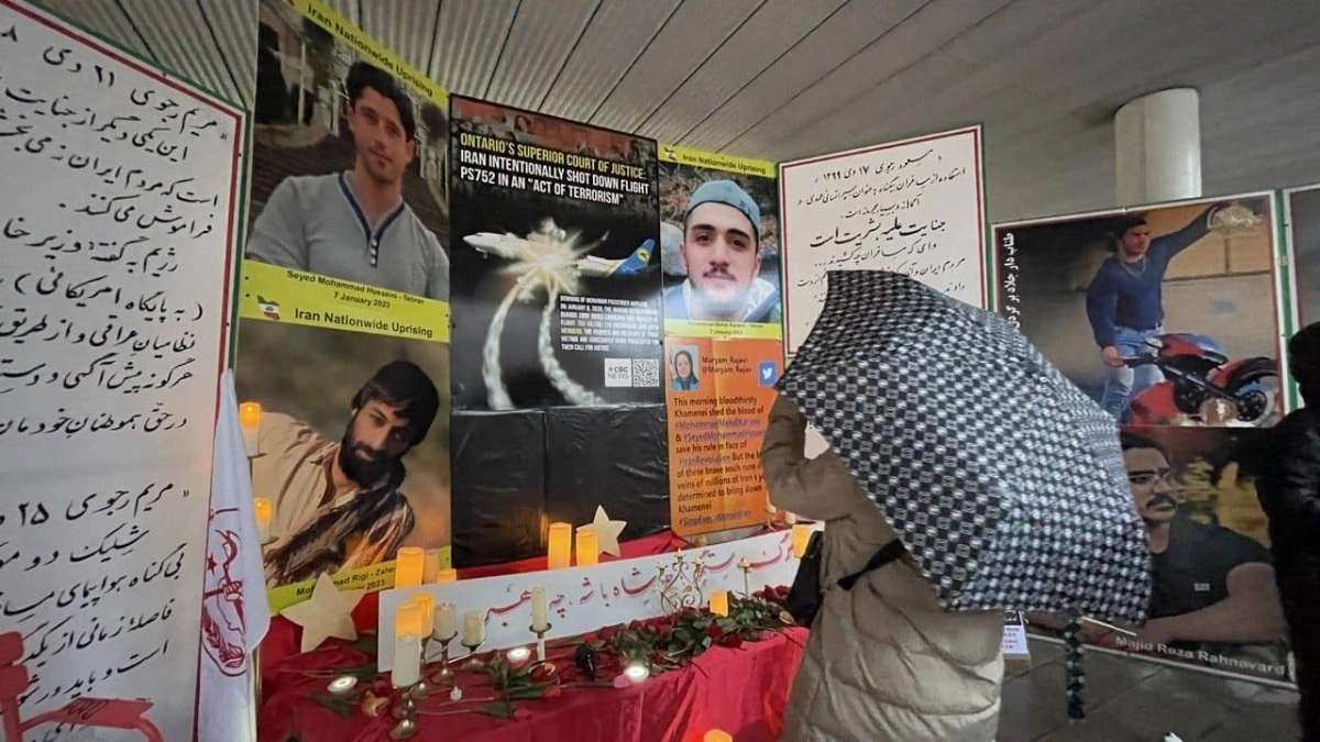 

محتجون يرفعون صور ضحايا العنف الإيراني