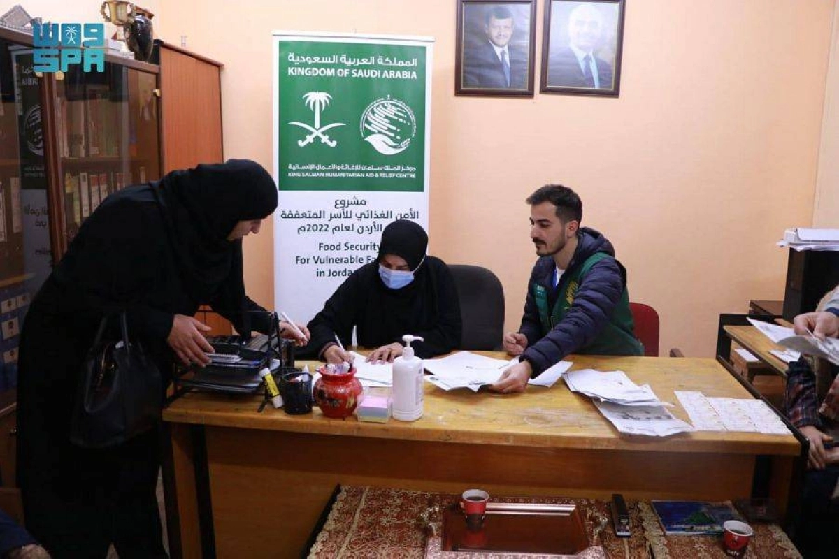 

سيدة تحصل على قسيمة شرائية من المركز                      (واس)