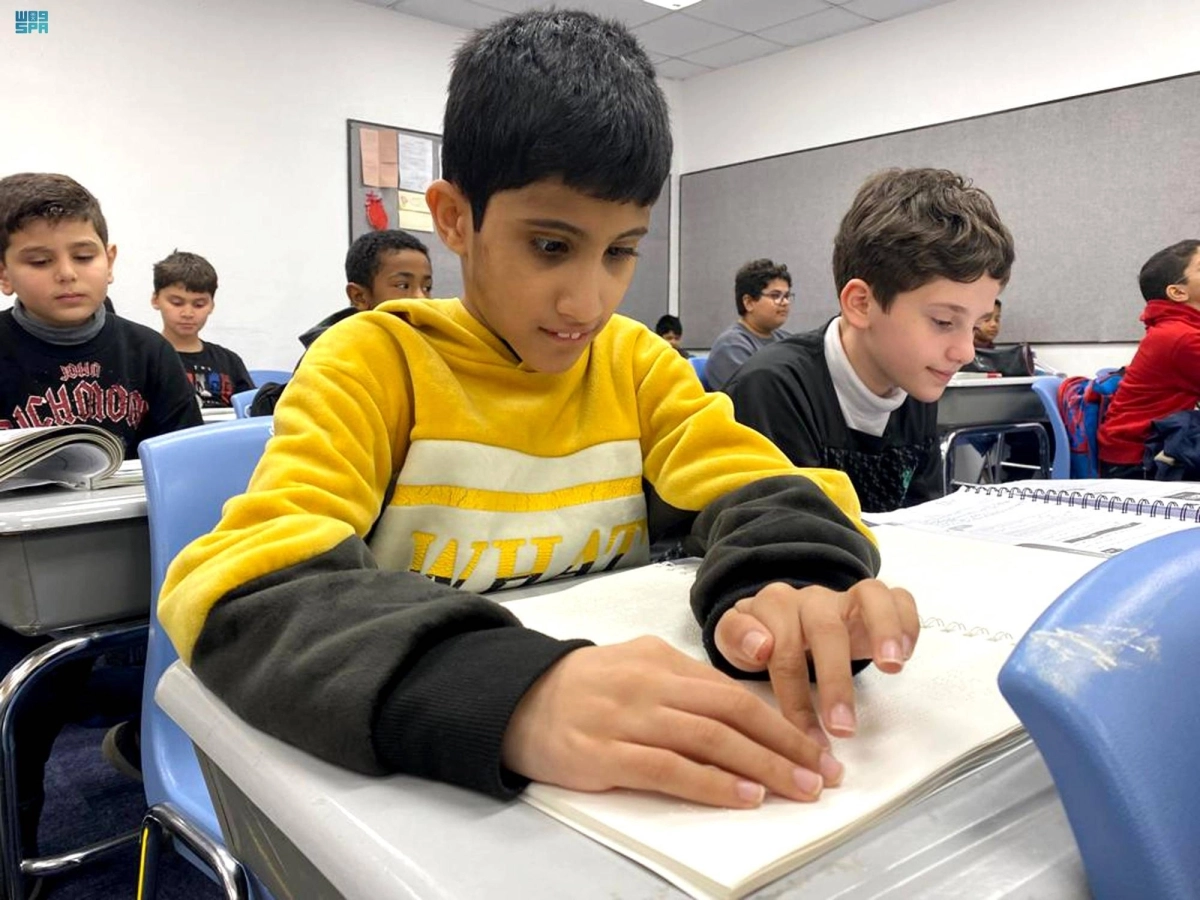  طالب يدرس الحروف البارزة في البرنامج (مكة)