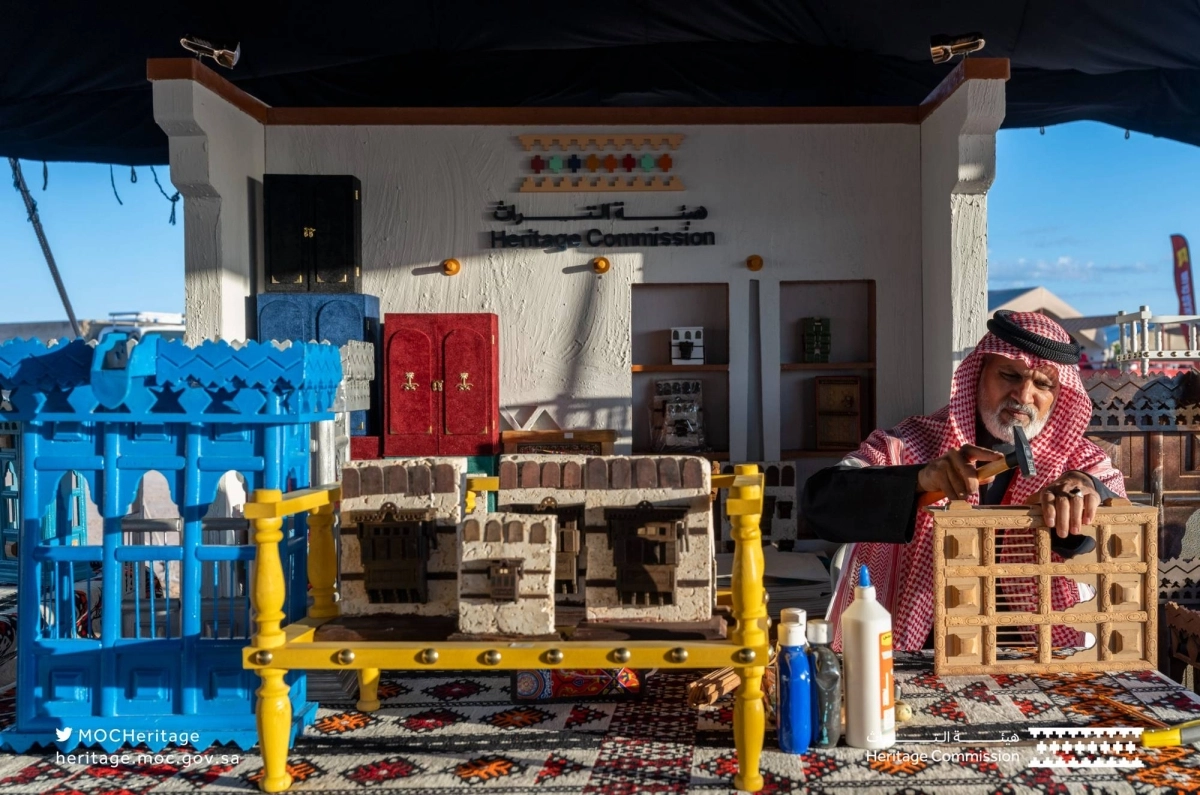 البيوت القديمة تطل من محطة الهيئة بالجنادرية