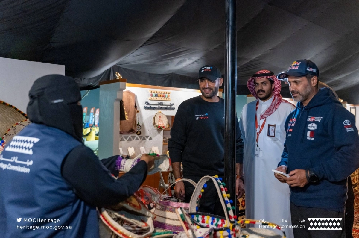 

زوار الحرف اليدوية في محطة داكار                                                    (مكة)