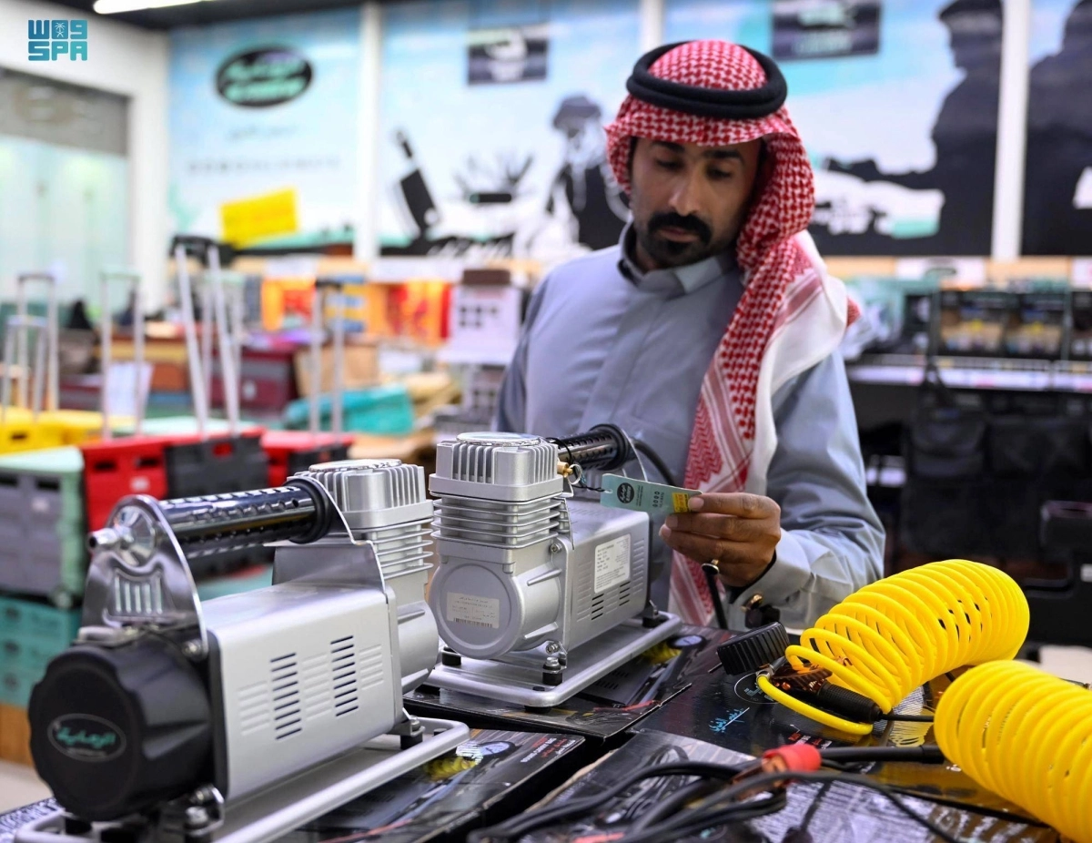 أدوات رحلات معروضة بأحد المحلات (مكة)