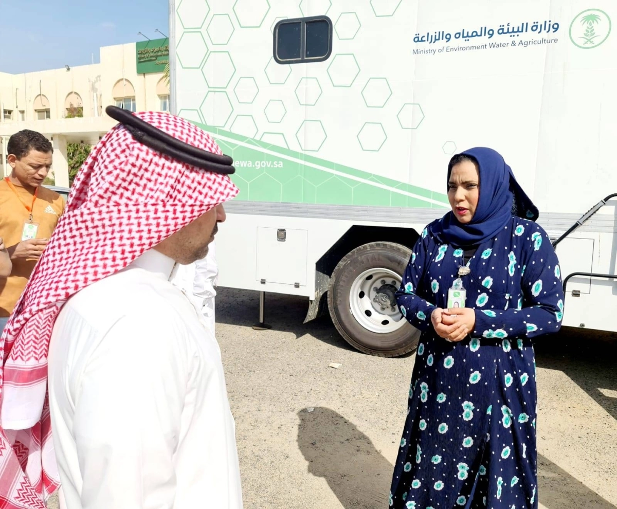 

العيادة المتنقلة ويبدو الفريق المختص بالكشف عن أمراض النحل   (مكة)