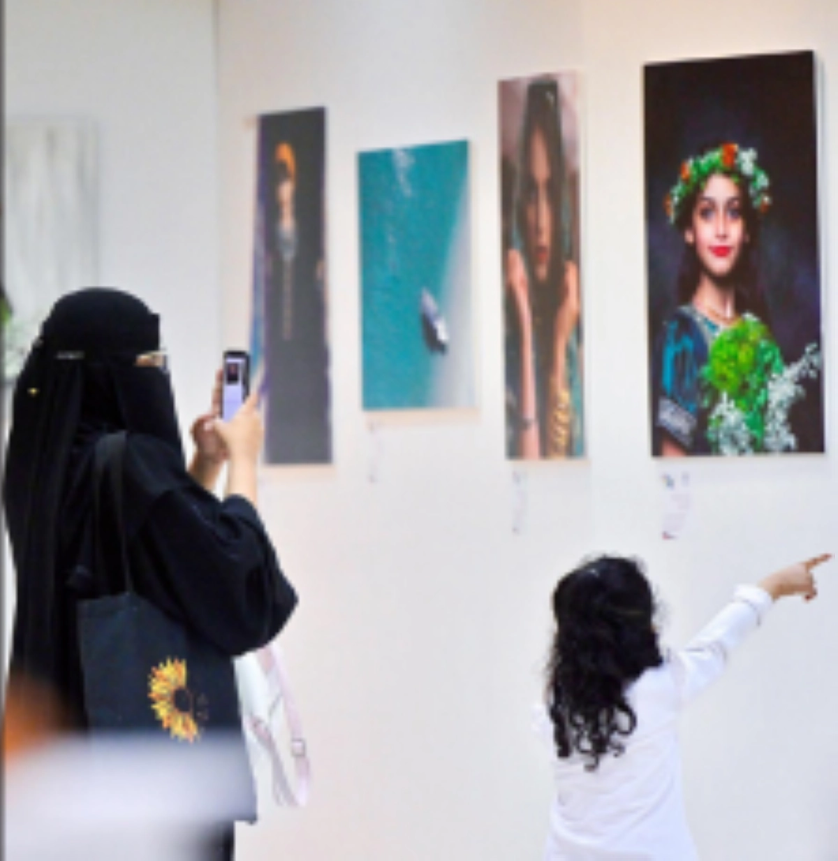 زائرة توثق عملا فنيا          (مكة)