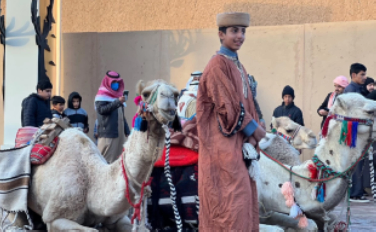 قافلة الإبل كما بدت في المسرحية               (مكة)