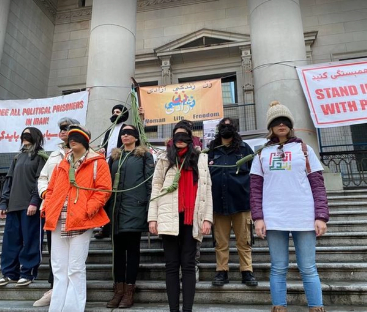 

عدد من الفنانين في وقفة احتجاجية                            (مكة)