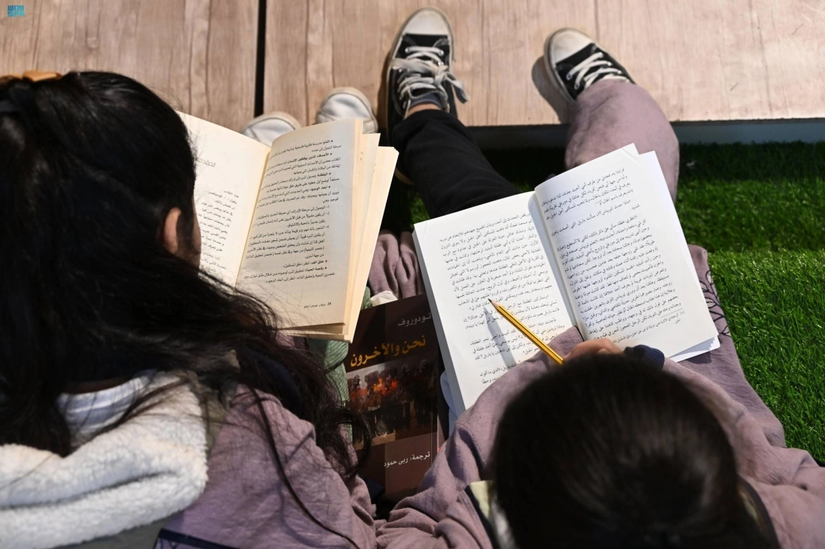 

فتاتان خلال قراءتهما                      (مكة)