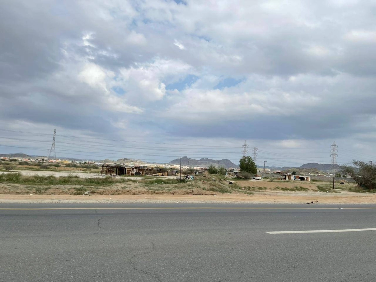 حظائر أغنام في أحد الموقع البرية بالعاصمة المقدسة (مكة) 