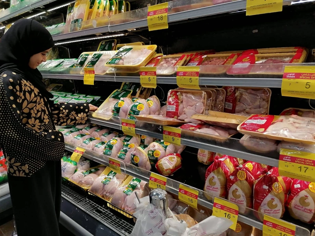 منتجات متنوعة من الدجاج في أحد المراكز التجارية بجدة