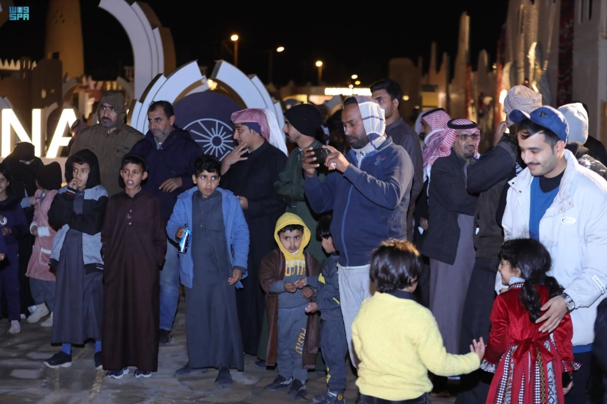 

الزوار يقبلون على المهرجان