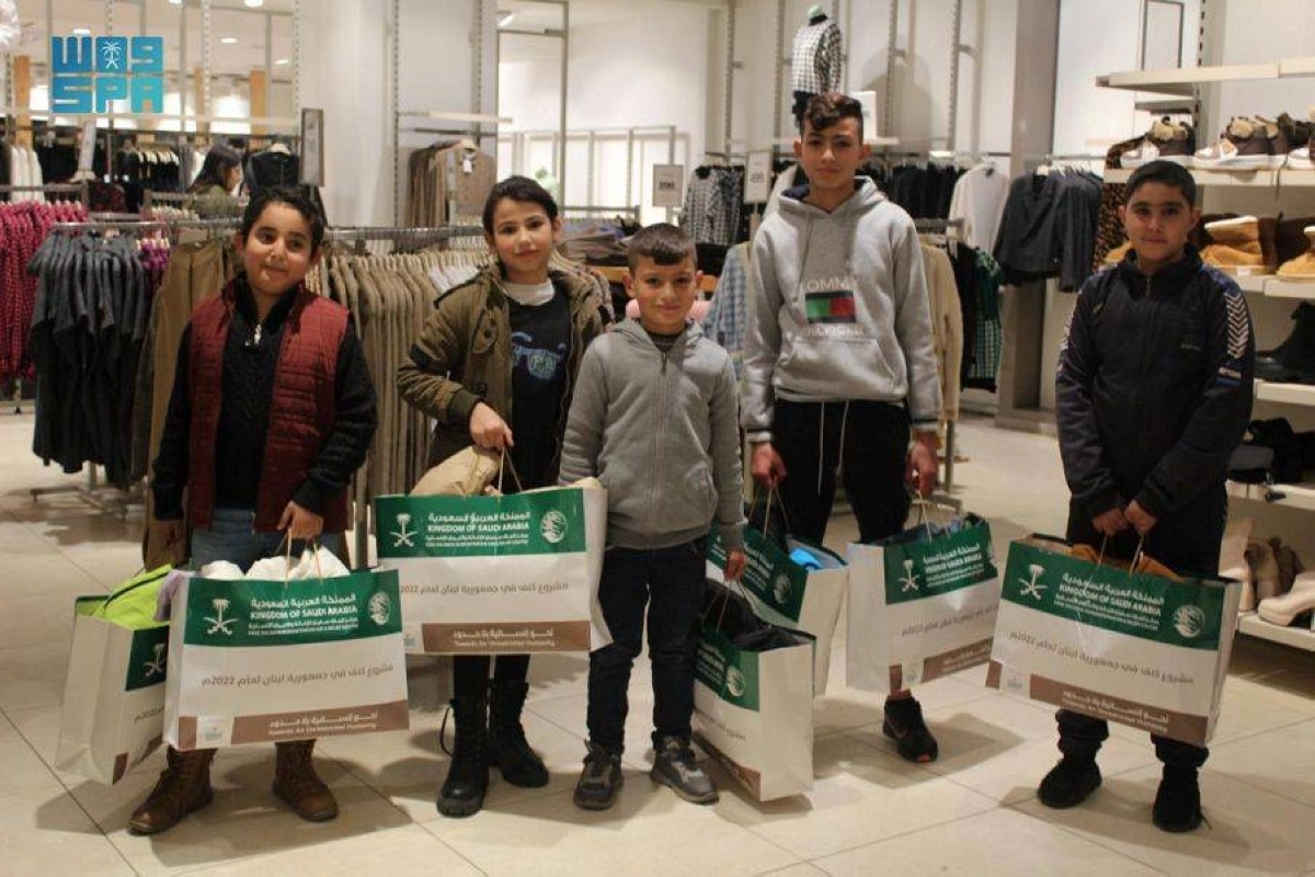 

عائلة سورية تستلم ملابس شتوية.. وطبيب من المركز يعالج طفلا                                                         (واس)