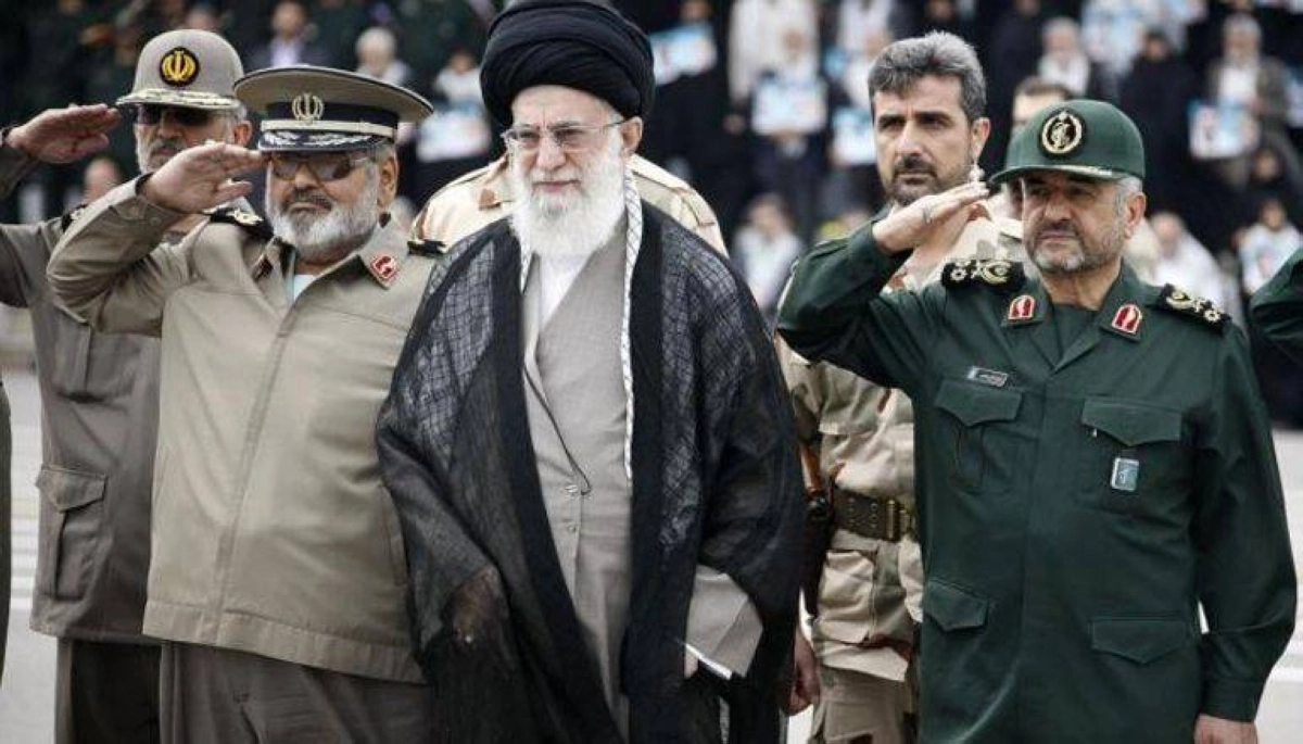 

خامنئي يتوسط قادة الحرس الثوري                                    (مكة)