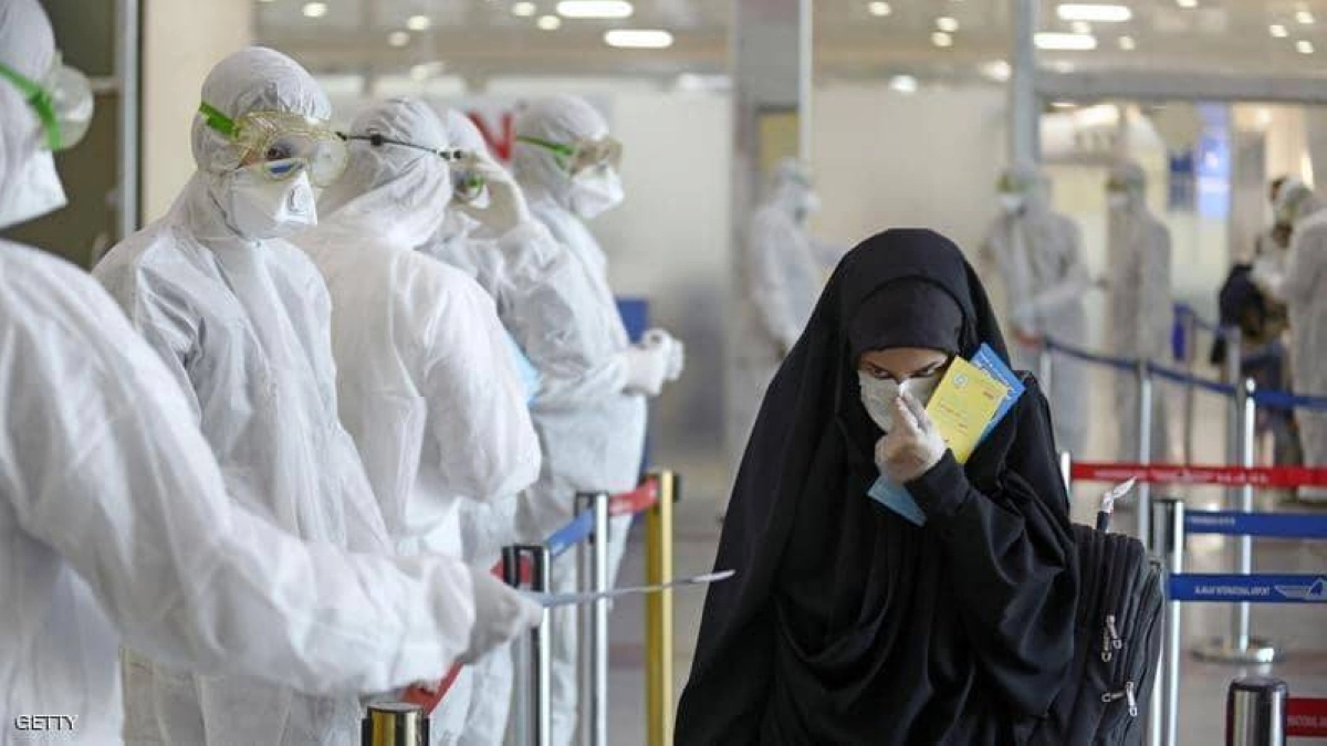 

إيرانية تسير في أحد شوارع طهران