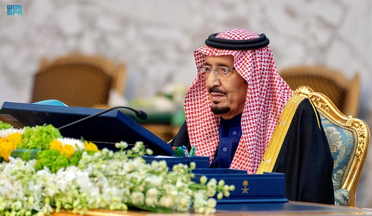 الملك سلمان لدى ترؤسه جلسة مجلس الوزراء أمس                                                                                    (واس)